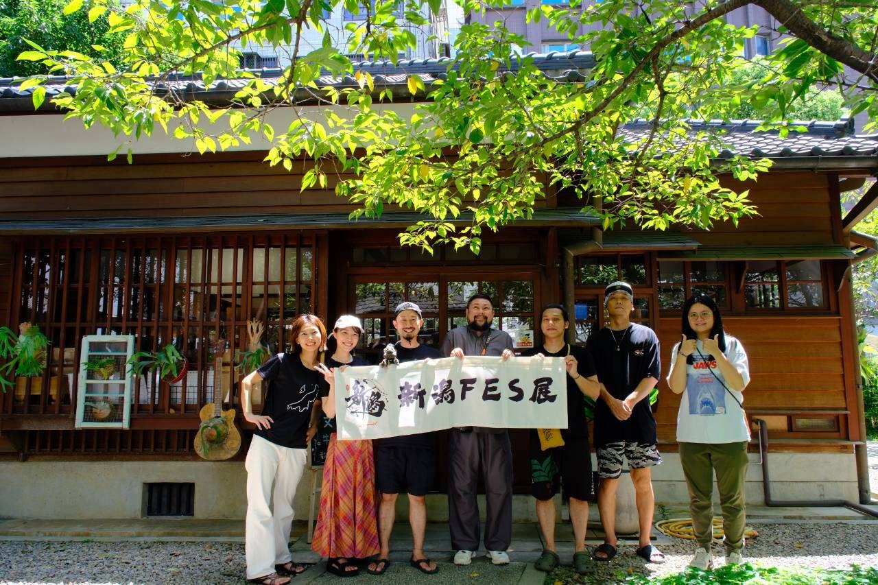 2026年 第4回新潟FES in Taiwanで横断幕を手に並ぶ参加者