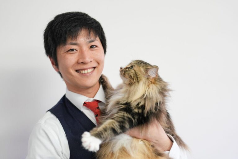株式会社ネコ不動産の鶴上万里生代表が猫を抱いている写真