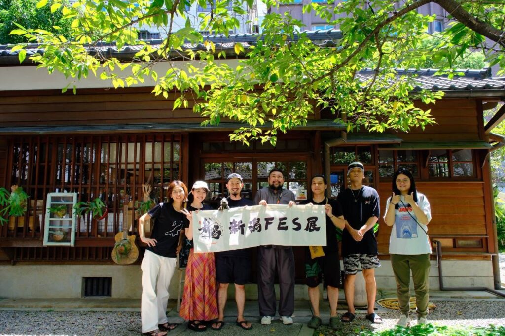 2026年 第4回新潟FES in Taiwanで横断幕を手に並ぶ参加者